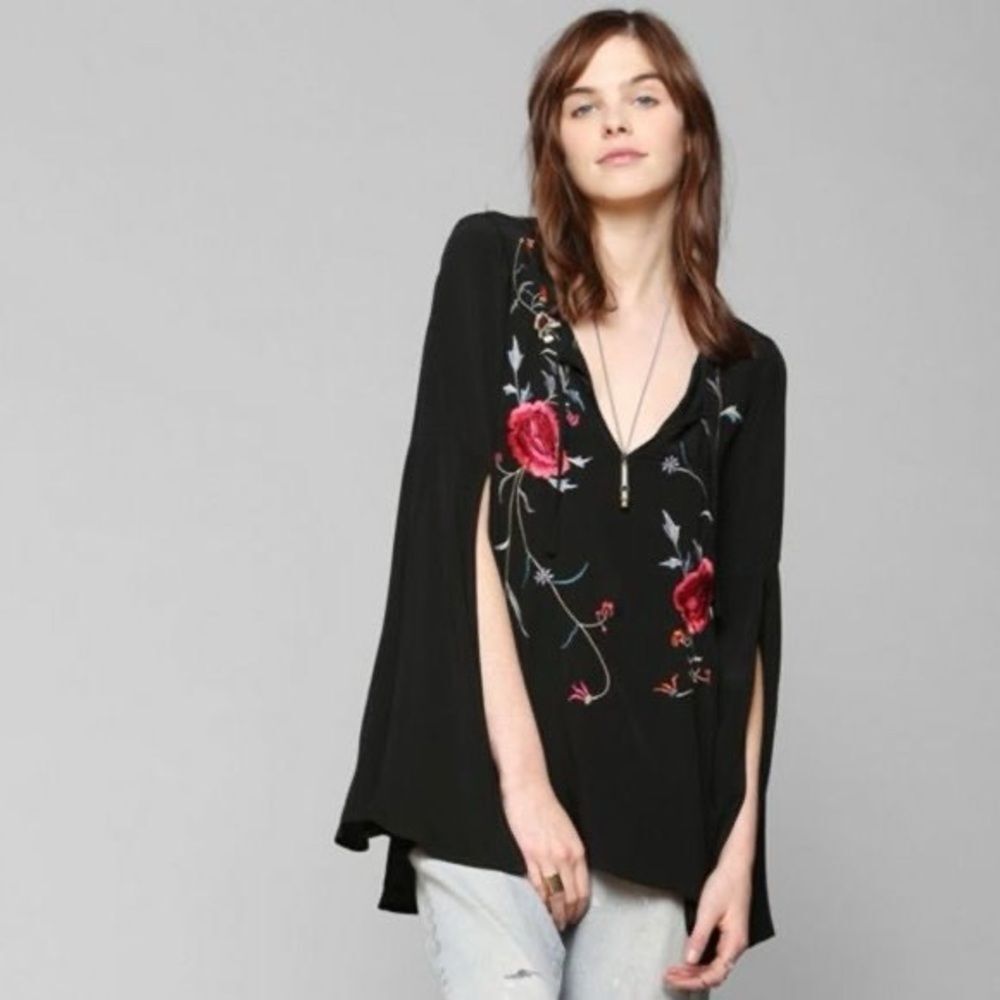 NWT Staring at Stars Black Floral Embroidered‎ Bell Sleeve Tunic Top Size SMALL